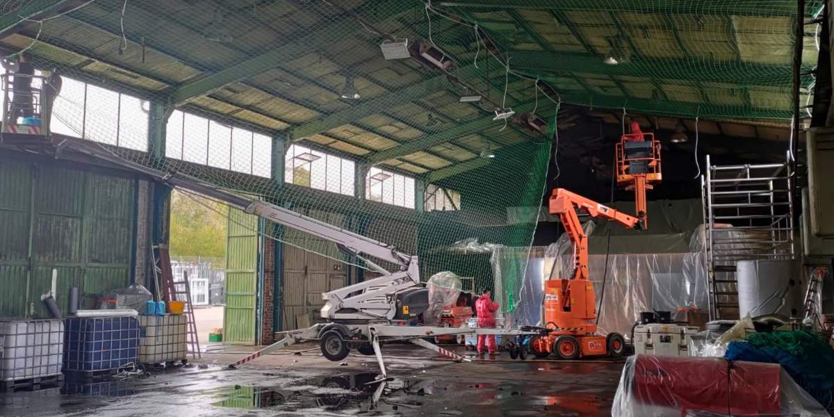 Personenauffangnetz nach Brandschaden in einer Lagerhalle in Hüttenberg