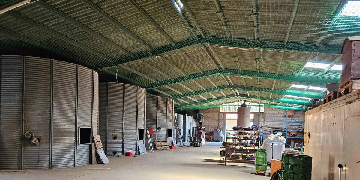 Personenauffangnetz in einer Landmaschinenhalle in Karben