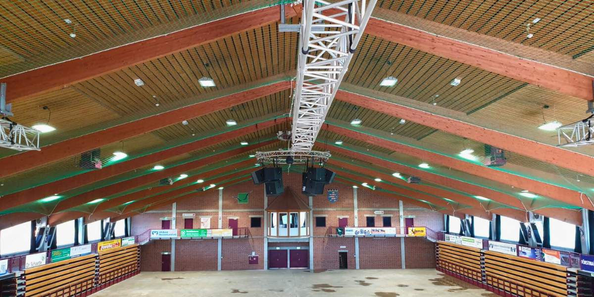 Dachsanierung an einer Hessenhalle in Alsfeld mit 2000 m² Personanauffangnetz