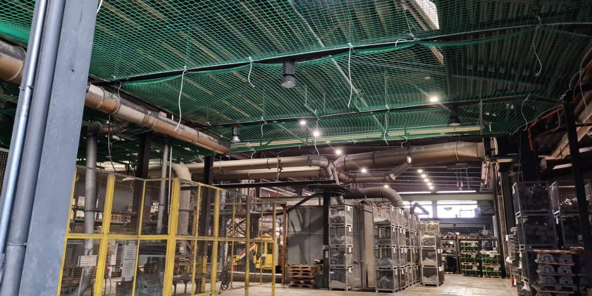 Dachreparatur an einer Industriehalle in Gladenbach mit 500 m² Personenauffangnetz