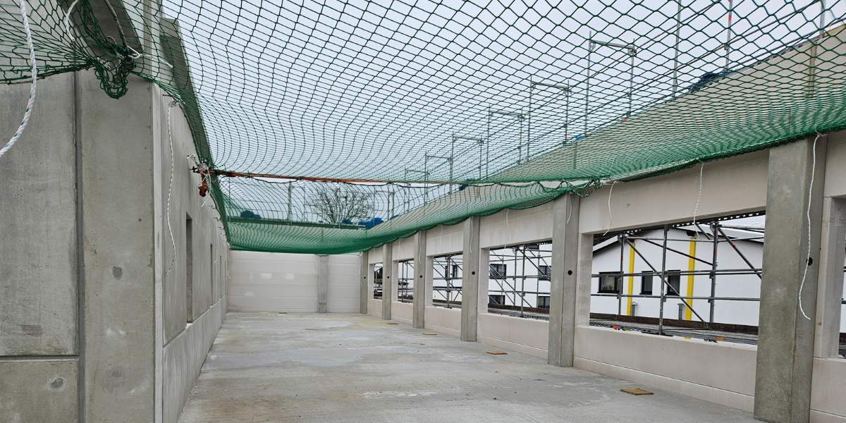 Neubau einer Fertigungshalle in Wetzlar mit 1750 m² Personenauffangnetz